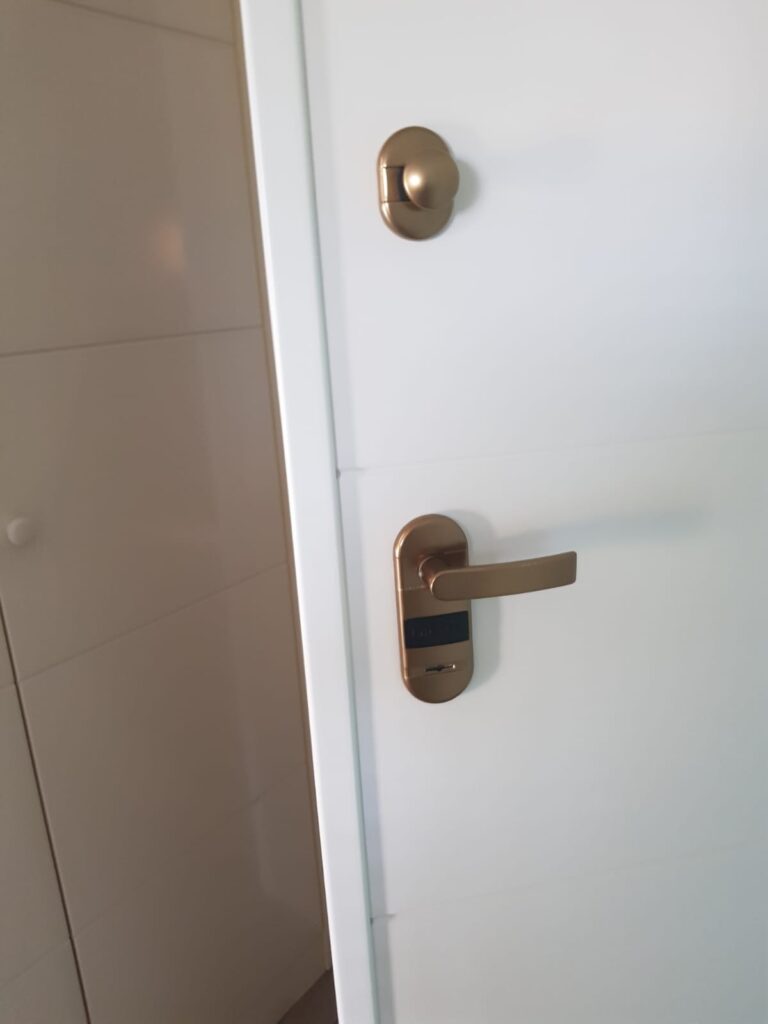 Apertura de puertas La Encina